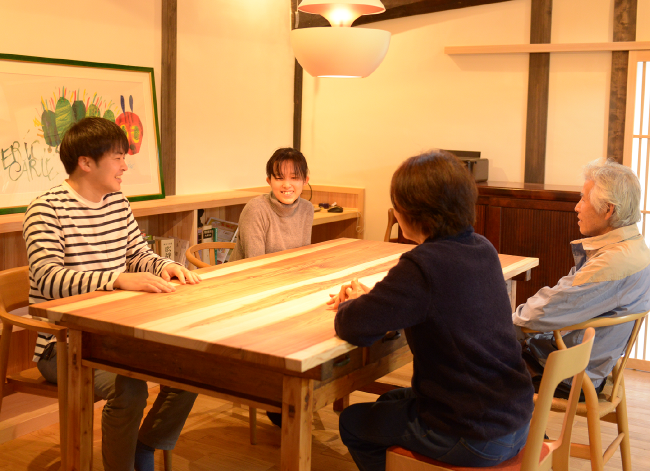 伐採した木を家具にする様子